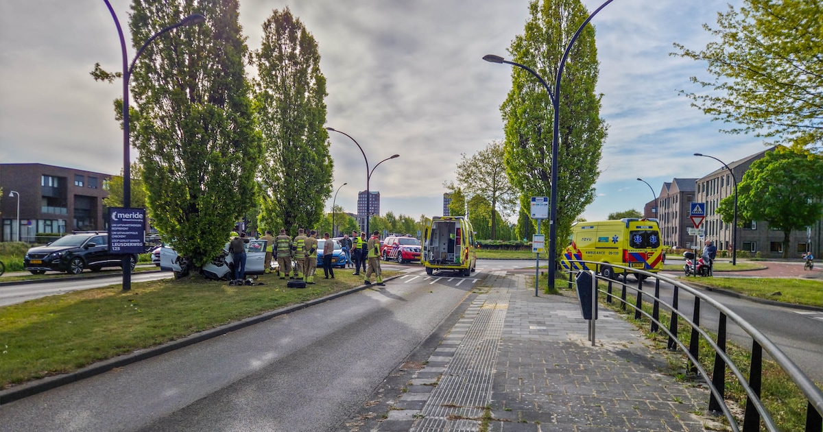 Auto botst frontaal tegen boom bij Rotonde 7 in Amersfoort