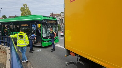 Stadsbus botst met vrachtwagen op Spuiweg in Dordrecht