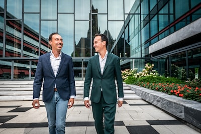 Broers Stijn (40) en Paul (38) behoren nu ook tot dezelfde politieke familie: ‘Aan de keukentafel mo