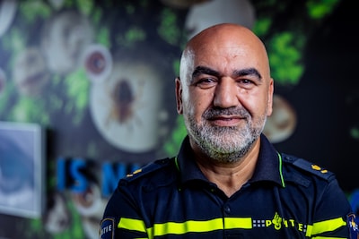 Saman Hassan (50) was agent in Irak, vluchtte en is nu politiecommissaris in Nederland: ‘Ik heb dit koude kikkerlandje omarmd’