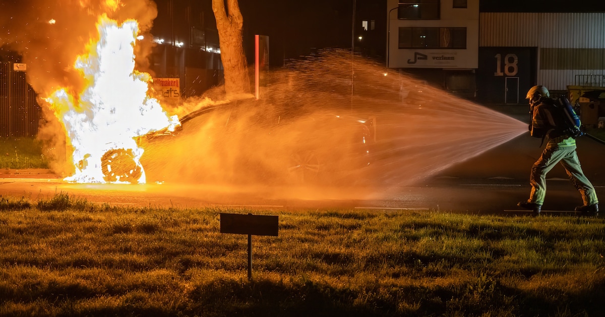 Auto vliegt tijdens rijden in brand op Nijverheidsweg in Mijdrecht