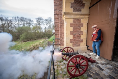 Re-enactors brengen weekend lang bevrijding van Grave tot leven, met knallen die je door merg en bee
