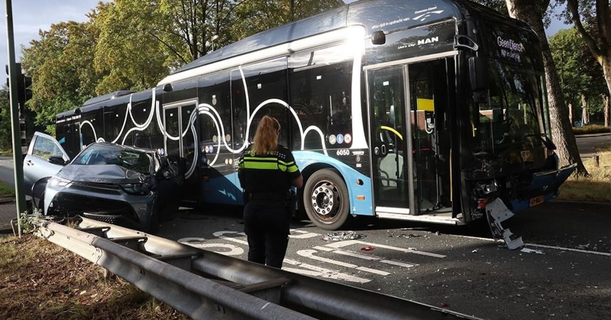 Auto en stadsbus botsen in Almere Haven, busverkeer gestremd