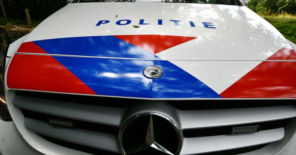 Wijkagent Nissewaard beantwoordt vragen tijdens koffiebijeenkomst in gemeentehuis