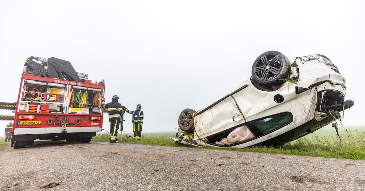 Auto op de kop in sloot in Peperga: bestuurder aangehouden