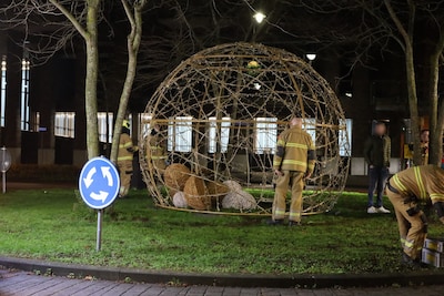 Man zit vast in kerstversiering op rotonde in Uden, brandweer moet hem bevrijden