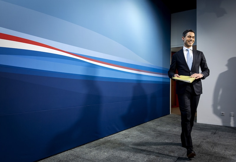 Jetten arriveert in het zaaltje van de persconferentie. 