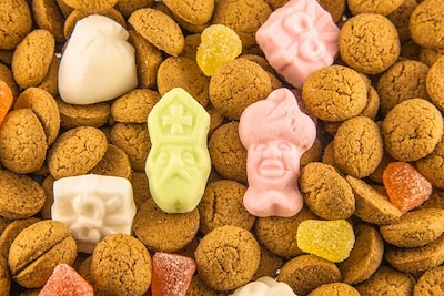 Twee pieten bezoeken kinderboerderij in Boxtel