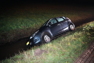 Auto rijdt de sloot in tussen Zwolle en ‘s-Heerenbroek