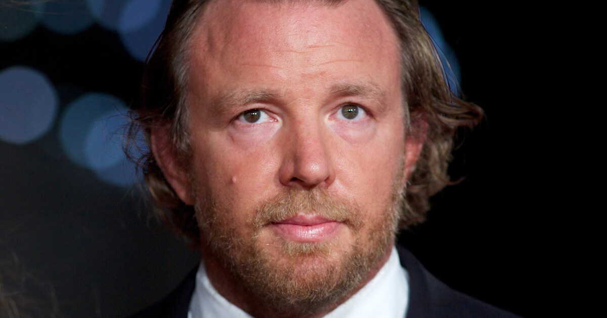 Rijverbod voor Guy Ritchie na sms’en achter het stuur | Show | AD.nl