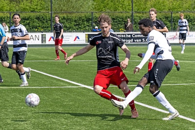 Doelman gooit bal per ongeluk in zijn eigen doel • Ezra Edward maakt twee hattricks binnen een week 