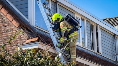 Brandweer haalt dak open na woningbrand aan de Bonte Wetering in Arnhem