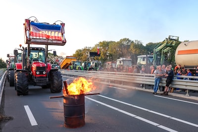 Witte kruizen, omgekeerde vlaggen en een lichtshow: dit was de eerste protestavond van de boeren