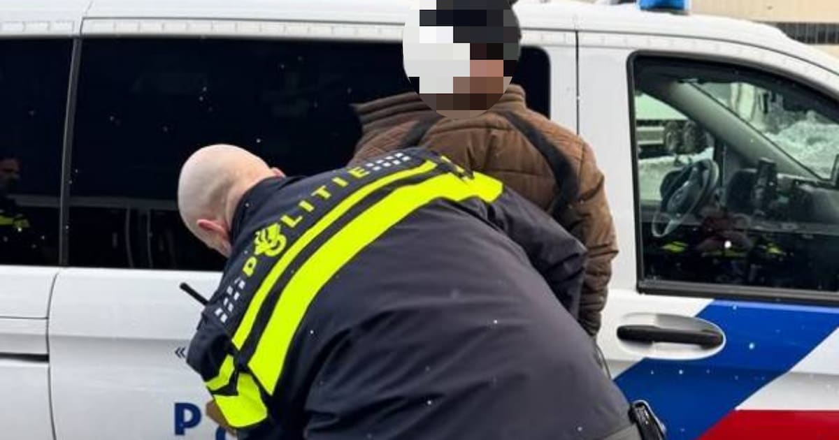 Dief sleept fiets mee bij station Barendrecht, agenten achtervolgen hem door de sneeuw