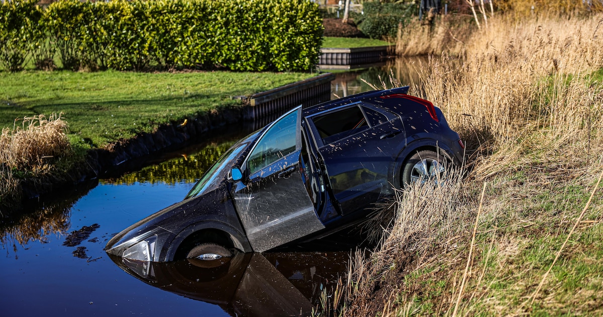 Auto belandt in het water bij Delfstrahuizen: bestuurder ongedeerd