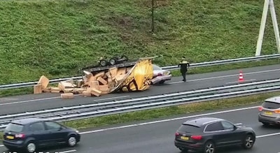 Aanhanger vol dozen kiept omver op snelweg bij Eindhoven