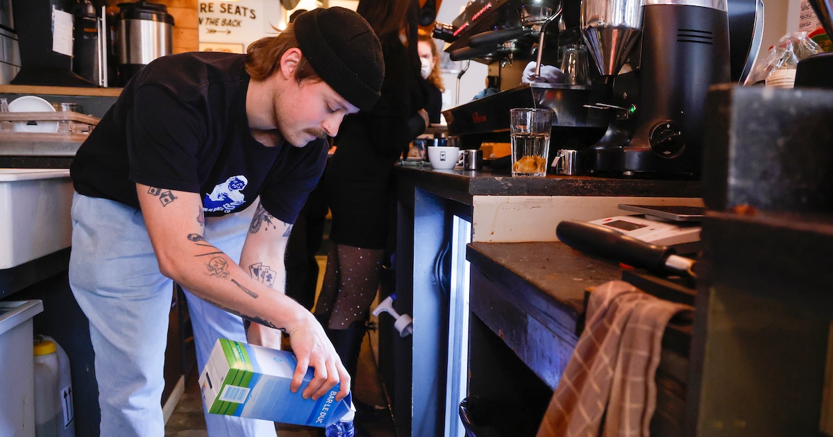 Zo slaan Utrechtse koffiezaken zich door de drinkwatercrisis: ‘Ren de hele dag heen en weer naar Alb