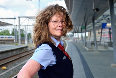 Voeten op de bank of geen kaartje? Hoofdconducteur Renny bestrijdt agressie in de trein met poëzie
