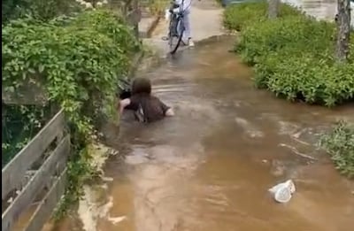 Zinkgat slokt fietser op in ’s-Heerenberg, meisje klimt er met moeite weer uit