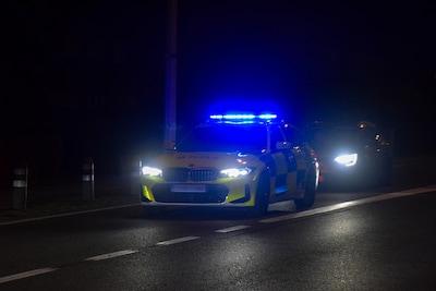 Onbekende bestuurder ramt geparkeerde wagen in Essen en rijdt door