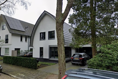 Fundaparel: deze opvallende villa in Ede heeft een gebogen dak en een eigen tuinkamer