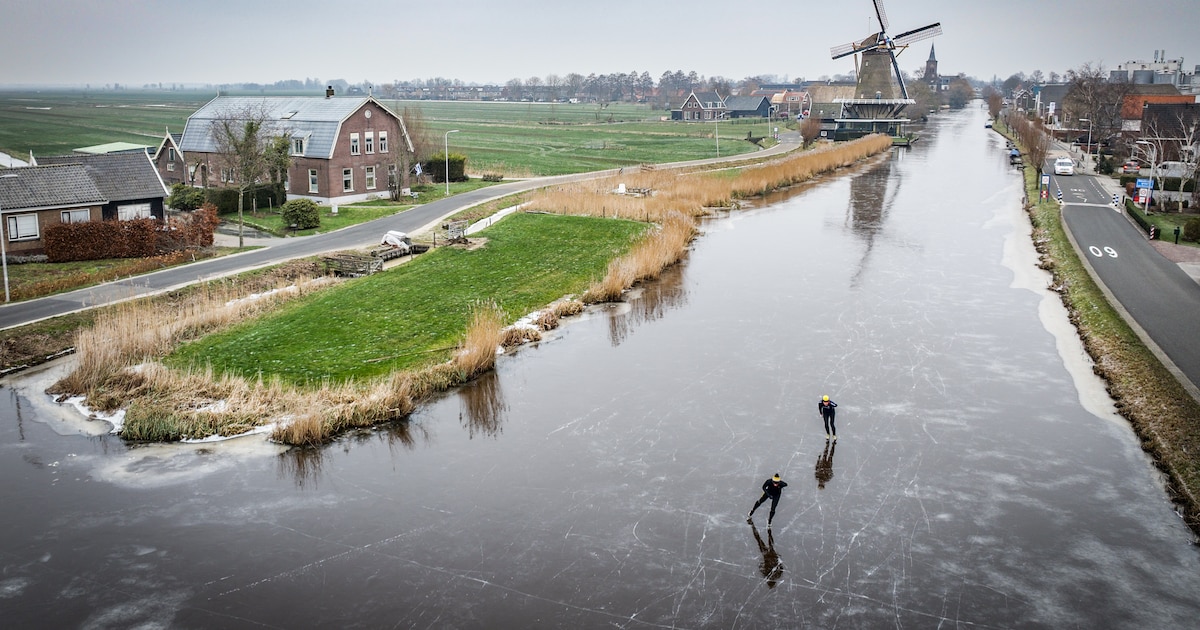 geniet-ervan-zolang-het-kan-schaatsers-wagen-het-erop-op-riviertje-de