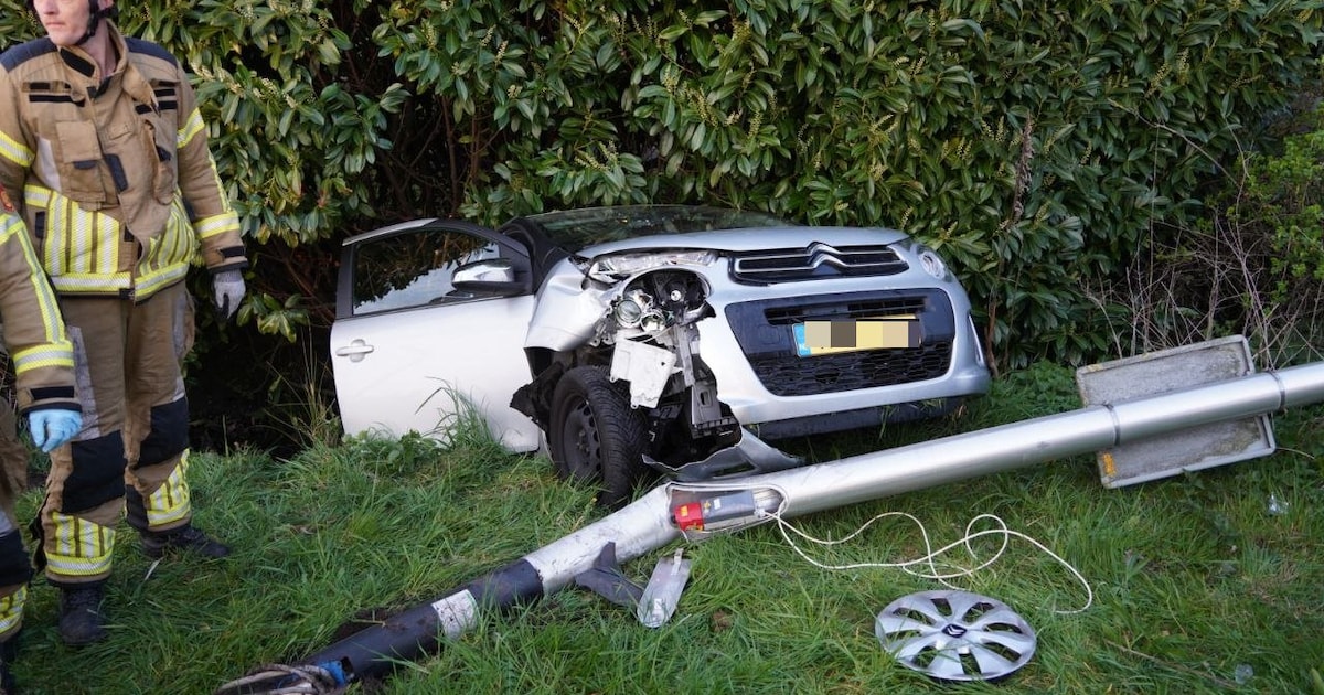 Automobilist verliest controle op rotonde en crasht in de berm in Hasselt