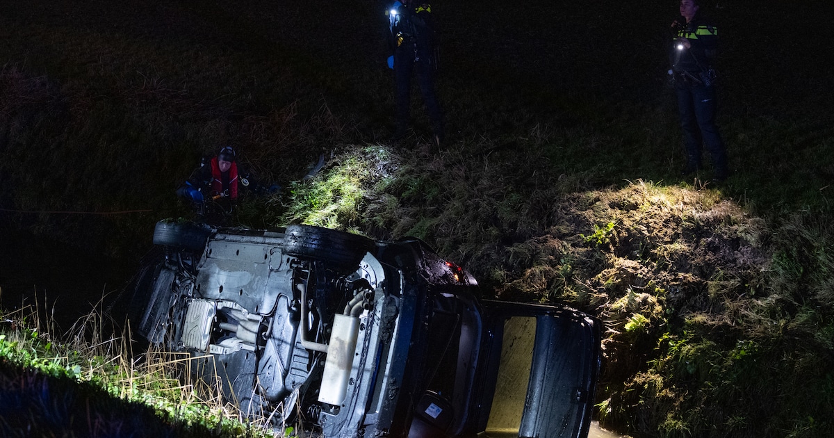 Auto in de sloot aangetroffen in Hekelingen, beschonken bestuurder wordt thuis aangehouden