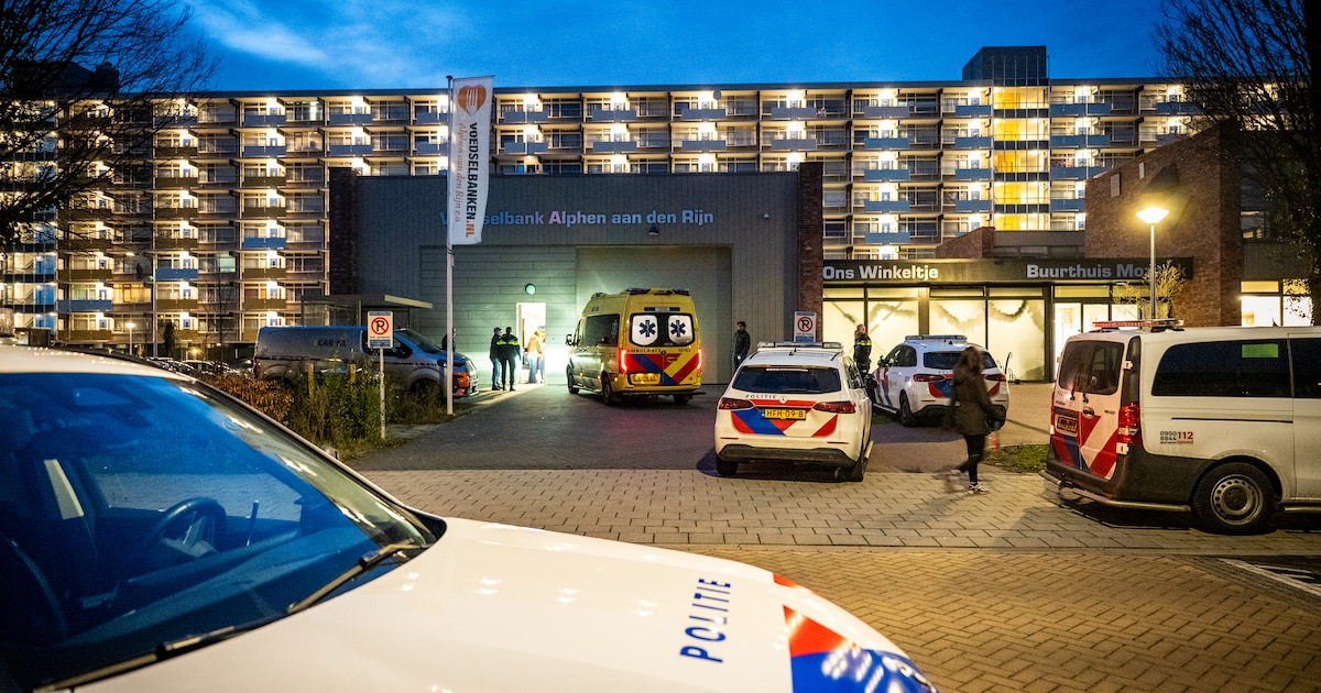 Kind ernstig gewond na aanrijding voor ingang van voedselbank in Alphen