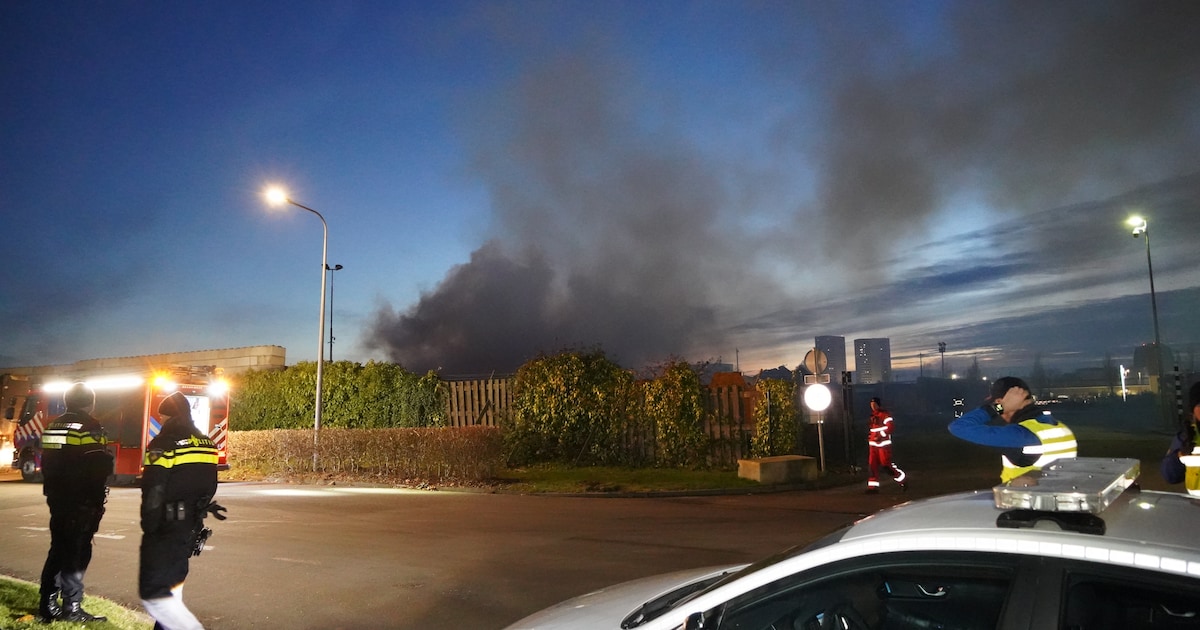 Veel rook bij brand in bergafval op Flensburgweg in Groningen