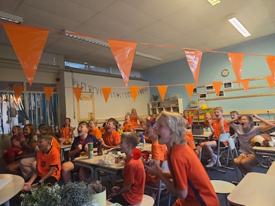 Feest bij het station in Lelystad, teleurstelling in Deventer: zo beleven voetbalfans het WK-duel Ne