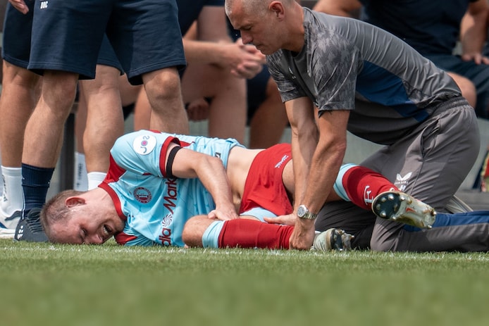 Thomas Beelen onder het mes na harde botsing in oefenduel: 'Dat het er niet  goed uitziet, spreekt voor zich' | Al het nieuws over Feyenoord | AD.nl