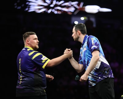 Welke Luke wint de Premier League? Humphries pakt voorsprong op Littler in duel om dik 400.000 euro