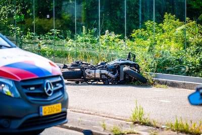 Agent wil motorrijder aanspreken op hard optrekken, maar veroorzaakt botsing: ‘Nooit mijn intentie g