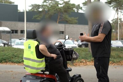 “Hij heeft mijn kindertijd getekend”: vrouw herkent haar misbruiker in viraal filmpje van pedojager