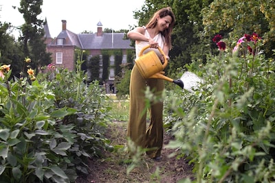 Van bloemen kweken op het balkon naar een eigen pluktuin: Inge opent Buurtbloem in Utrecht