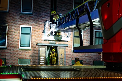 Vier bewoners gewond na brand in portiekwoning Bergselaan, anderen geëvacueerd: ‘Een vrouw bleef maar om hulp roepen’