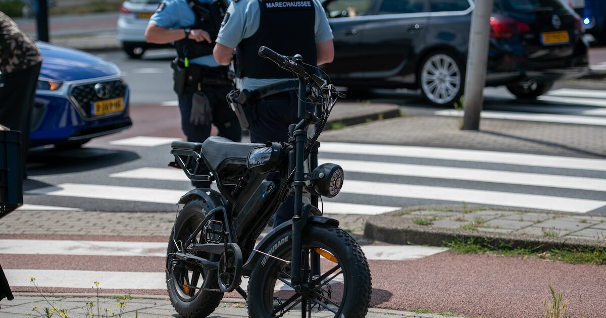 Auto komt in botsing met fatbike in IJmuiden