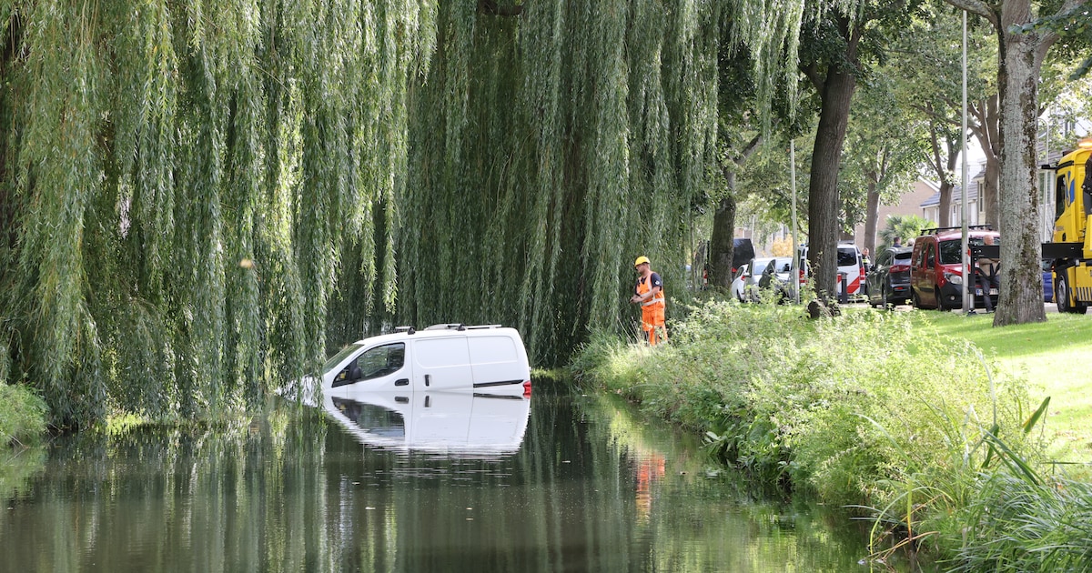 Busje in het water in Wateringen