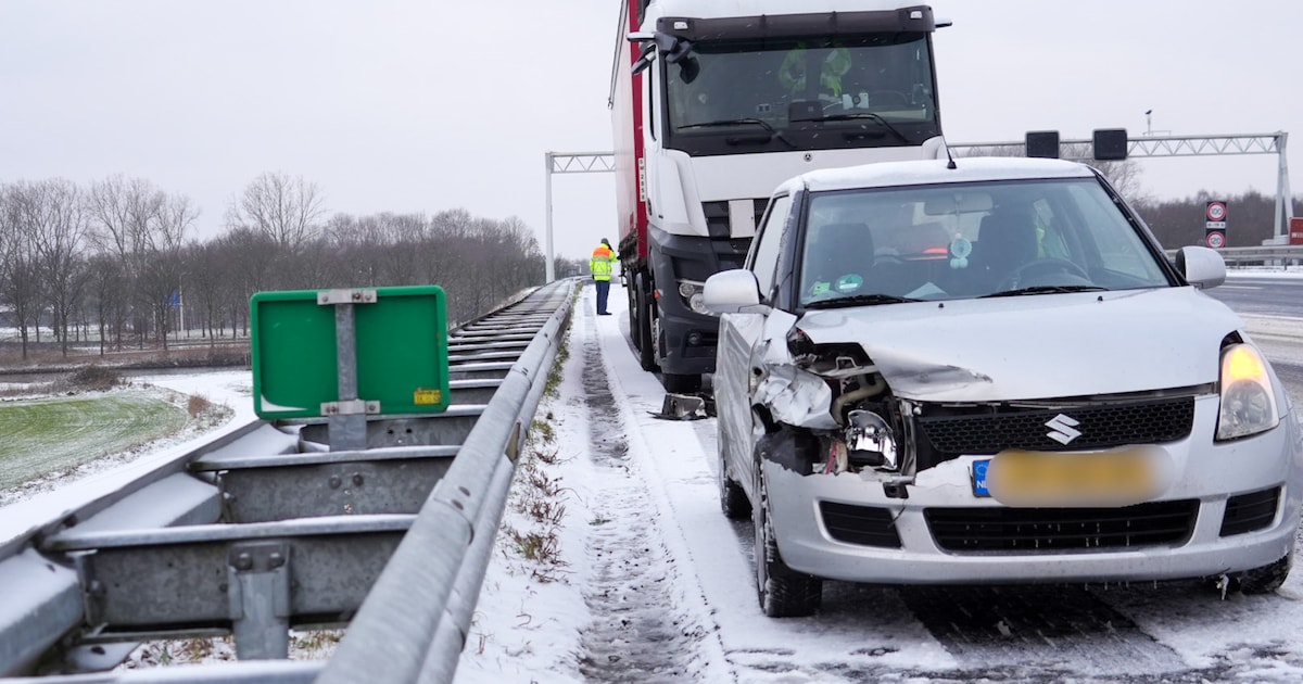 Ongeval met twee vrachtwagens en personenauto op A67 bij Lierop, toerit weer open