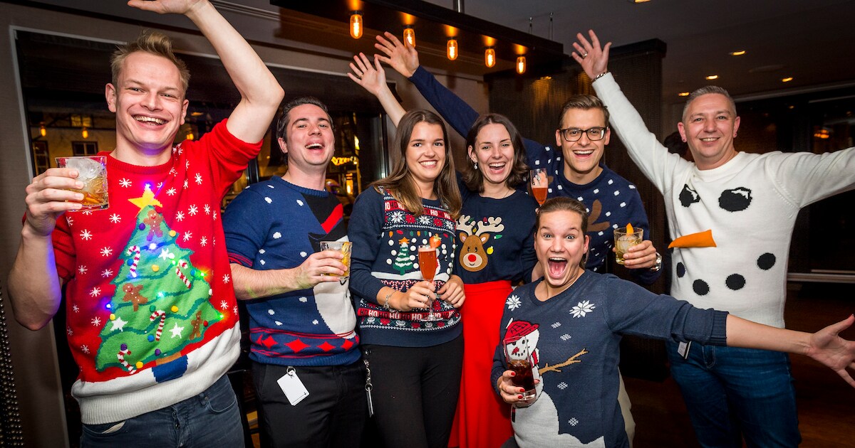 Foute kersttruien en vrolijke noten: Dorpspunt Stompwijk zet de deuren open voor zangavond