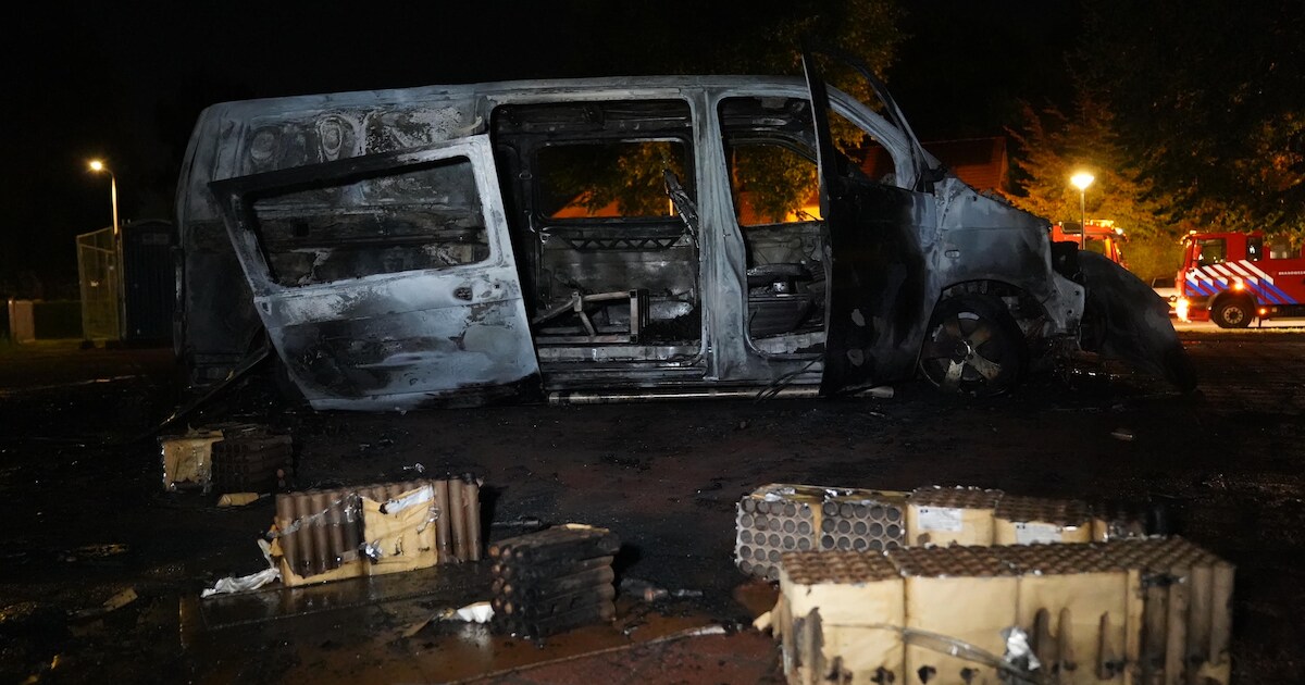 Bedrijfsbus uitgebrand in Kerkdriel, grote hoeveelheid vuurwerk aangetroffen