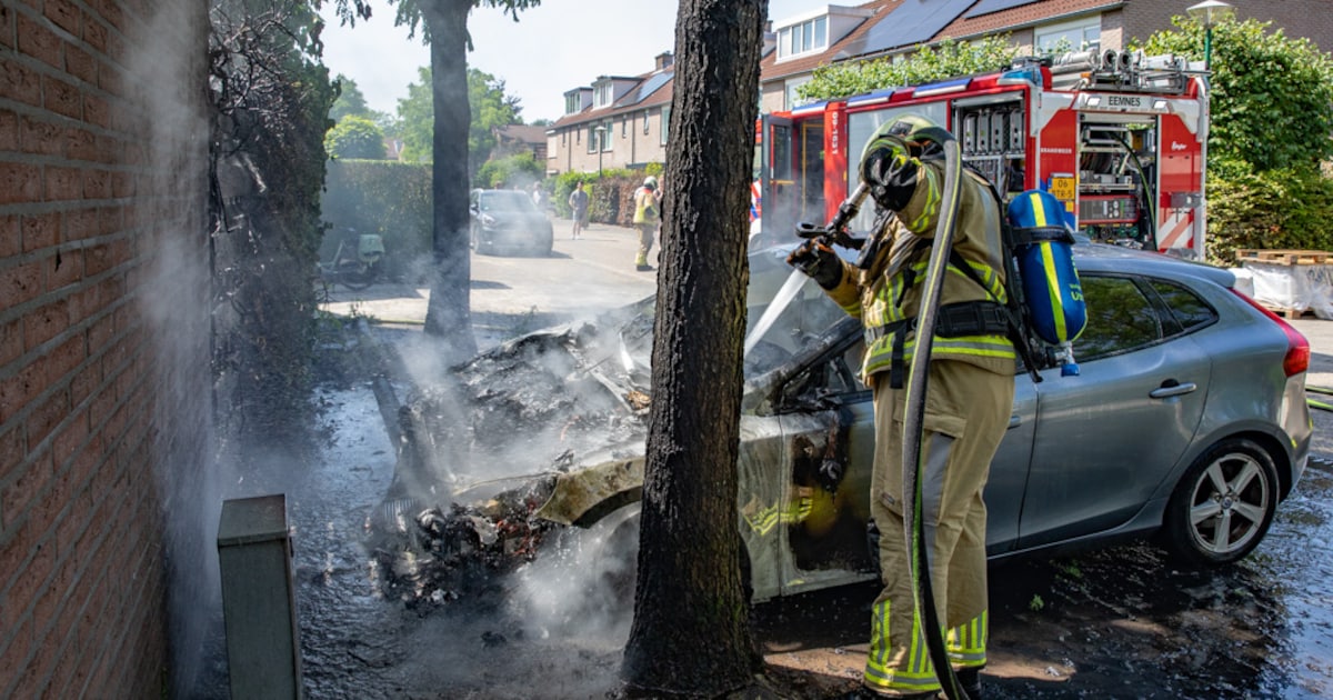Autobrand nummer 10 in enkele weken tijd in Eemnes, buurt kijkt toe terwijl brandweerlieden blussen