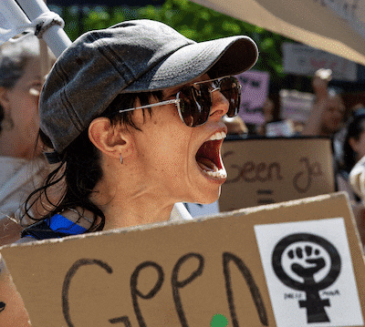 ‘Geen ja is nee!’ Vrijspraak verkrachtingszaak 17-jarig meisje leidt tot protest