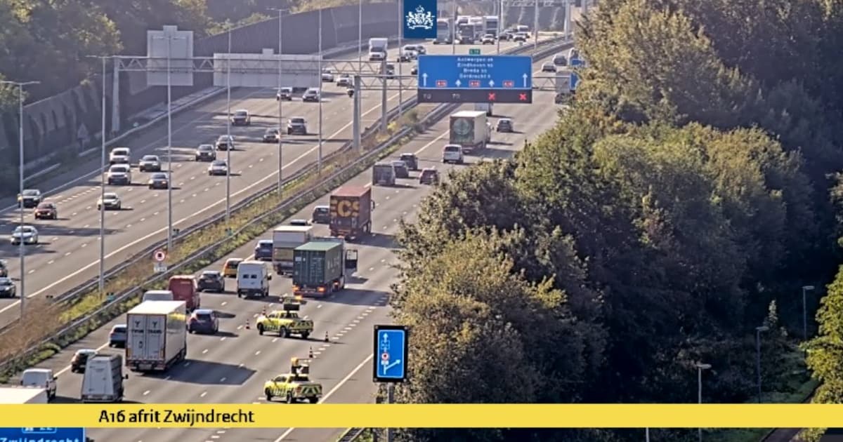 Zo’n 25 minuten vertraging op A16 bij Zwijndrecht door kapotte vrachtwagen