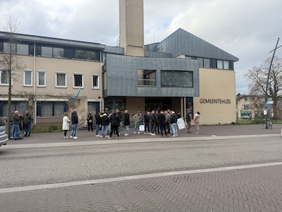 Protest tegen komst asielzoekers in Ooij bij gemeentehuis