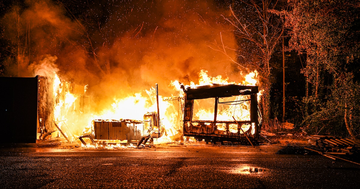 Metershoge vlammen bij brand in Nieuw-Amsterdam, drie stacaravans verloren