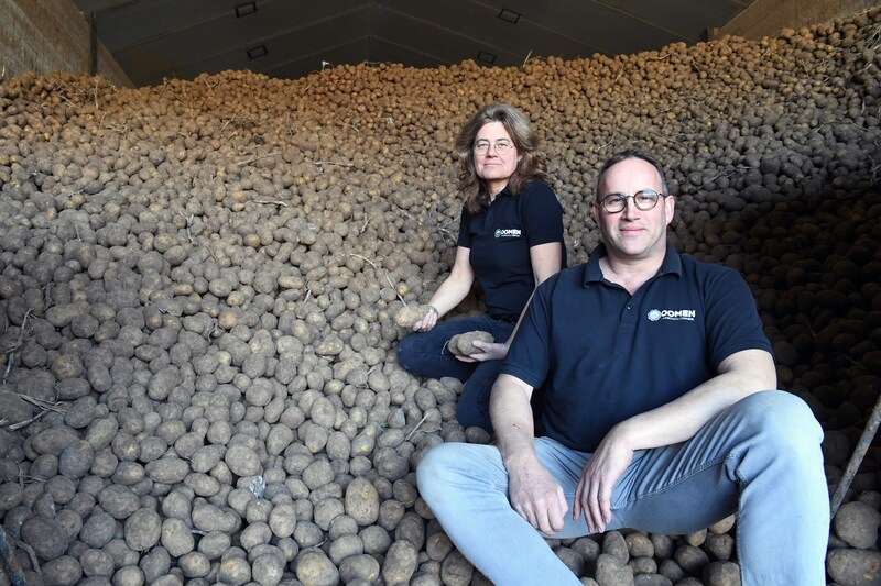 Diny en Ard-Jan doen online oproep om van 800.000 kilo aardappelen af ...