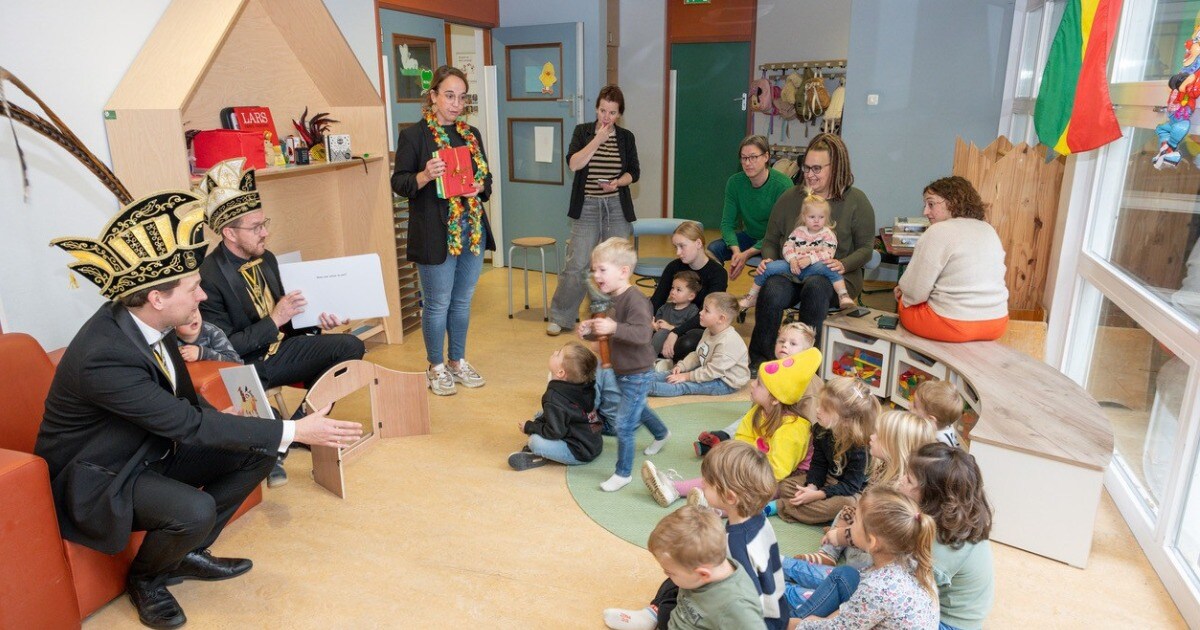 Prinsen uit Roerdalen lezen voor uit nieuw prentenboek 'Kóm mer achter ós aan!'