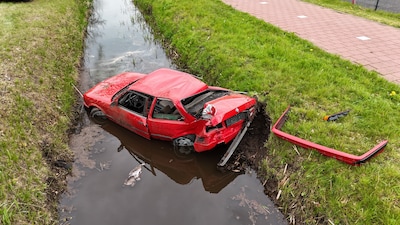 Auto belandt in sloot in Nieuwkuijk, bestuurder naar ziekenhuis